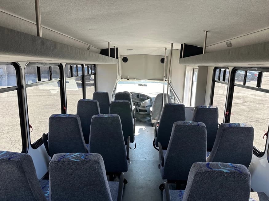 2006 Ford E450 Starcraft Allstar Shuttle Bus - Image 3