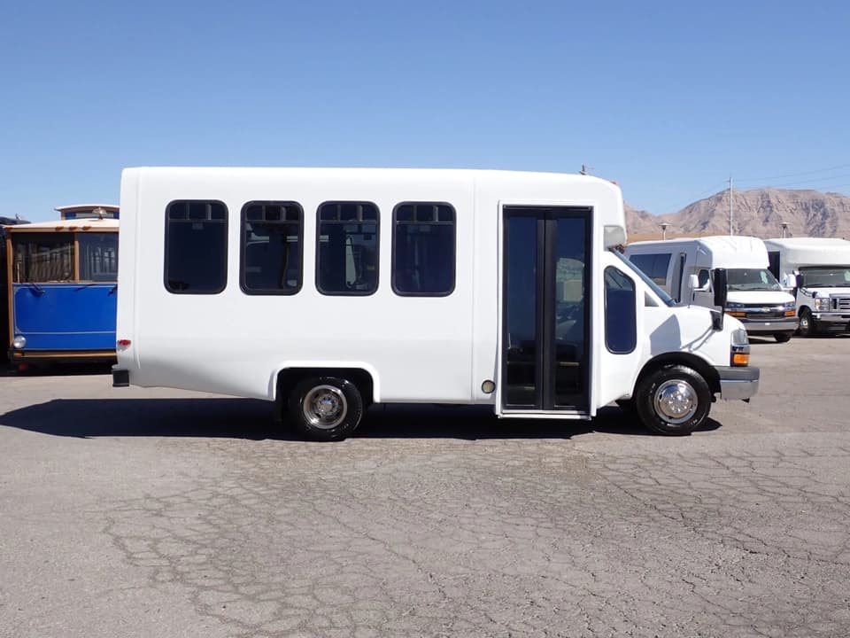 2014 Chevrolet Diamond Coach VIP 2000 Shuttle Bus - Image 4