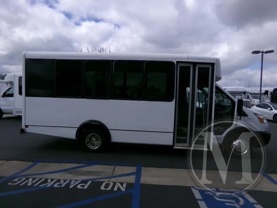2019 Glaval Commute Shuttle Bus - Image 5