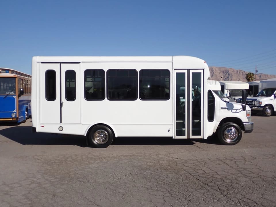 2017 Ford Starcraft Allstar Shuttle Bus - Image 4