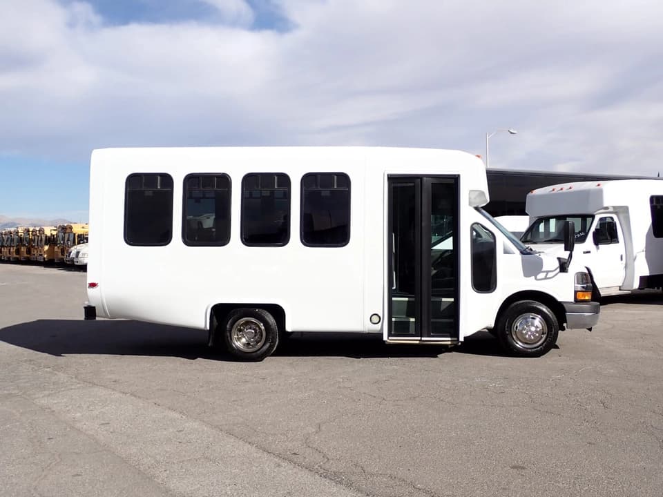2014 Chevrolet Diamond Coach VIP 2000 Shuttle Bus - Image 4