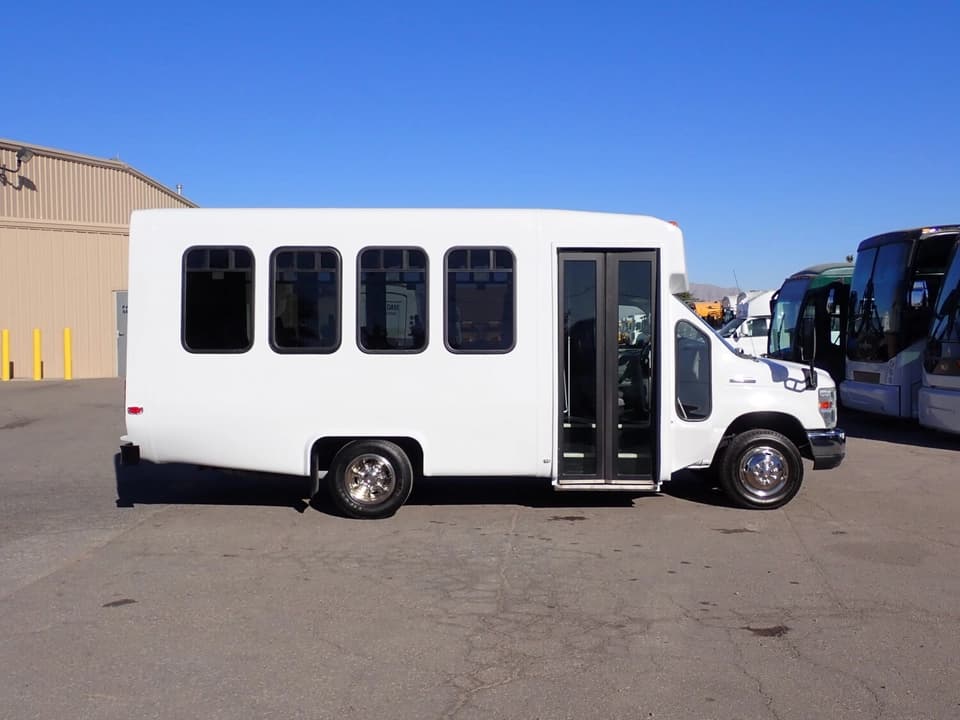 2015 Ford Diamond Coach VIP 2000 Shuttle Bus - Image 4