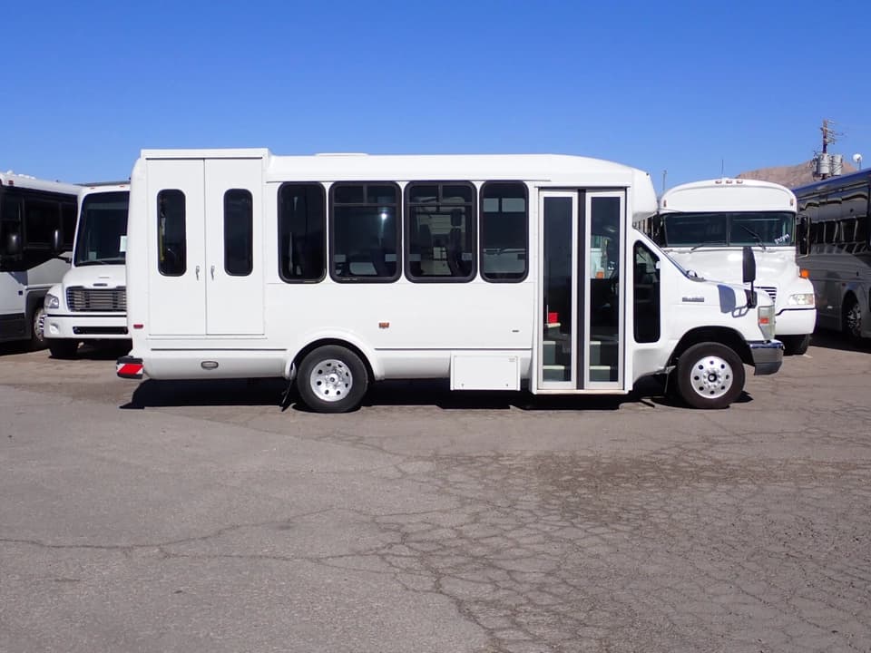 2009 Ford ElDorado Aerotech Shuttle Bus - Image 4