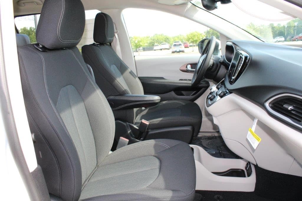 2024 Chrysler Voyager LX Van - Image 9