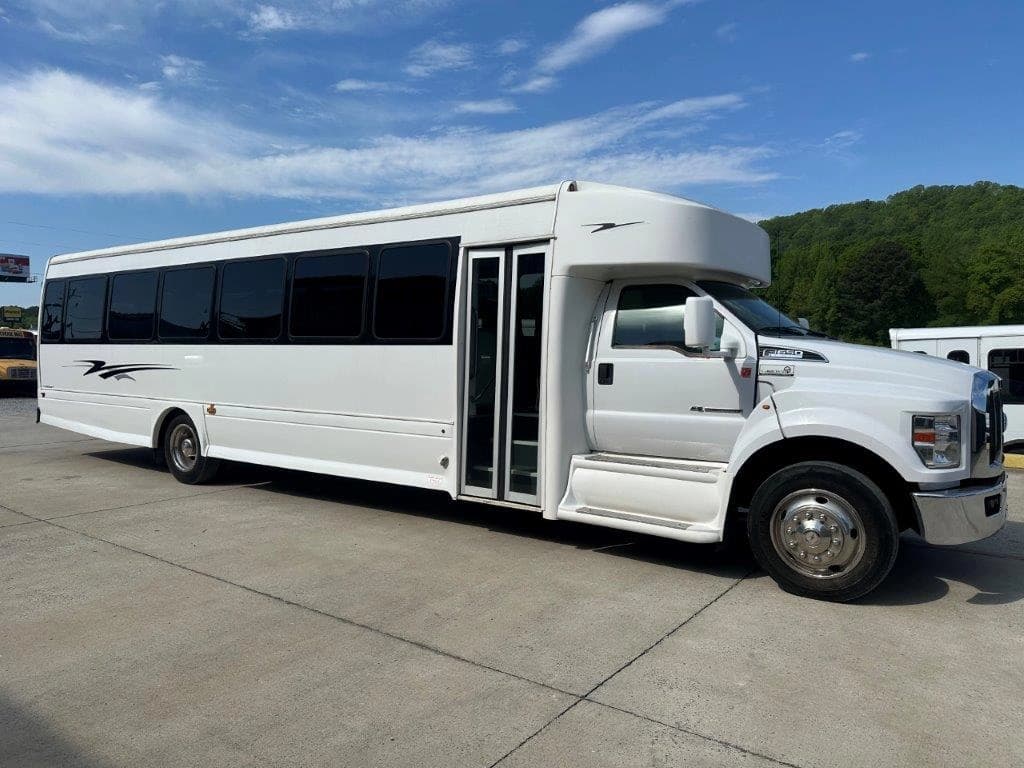 2018 Starcraft XLT Shuttle Bus - Image 1