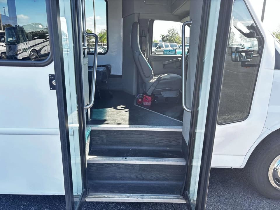 2021 Chevy G4500 Shuttle Bus - Image 4