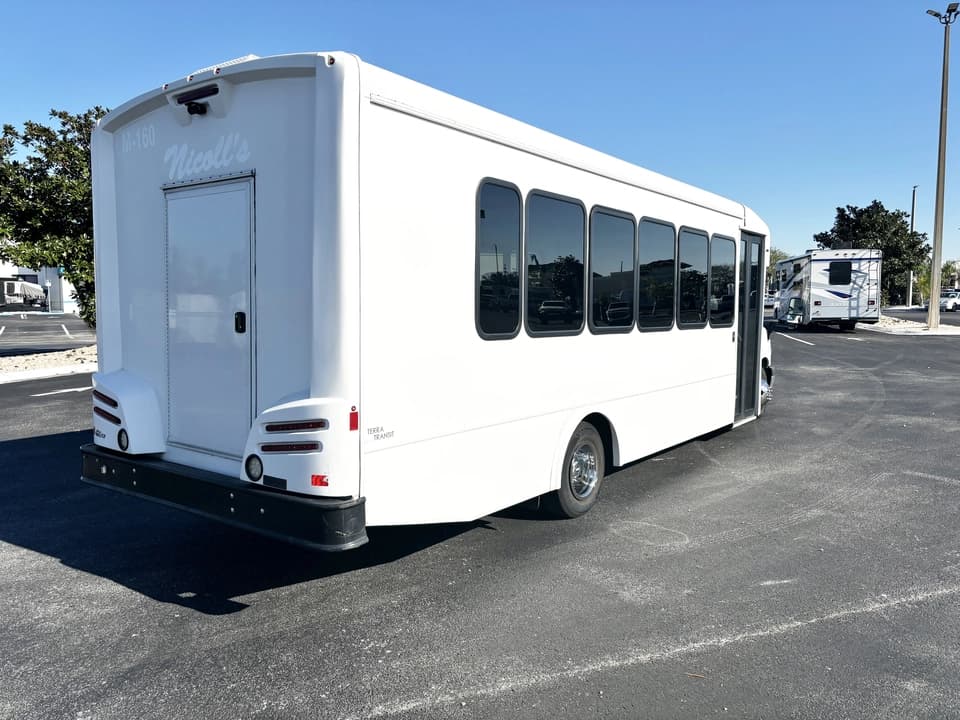 2021 Chevy G4500 Shuttle Bus - Image 12