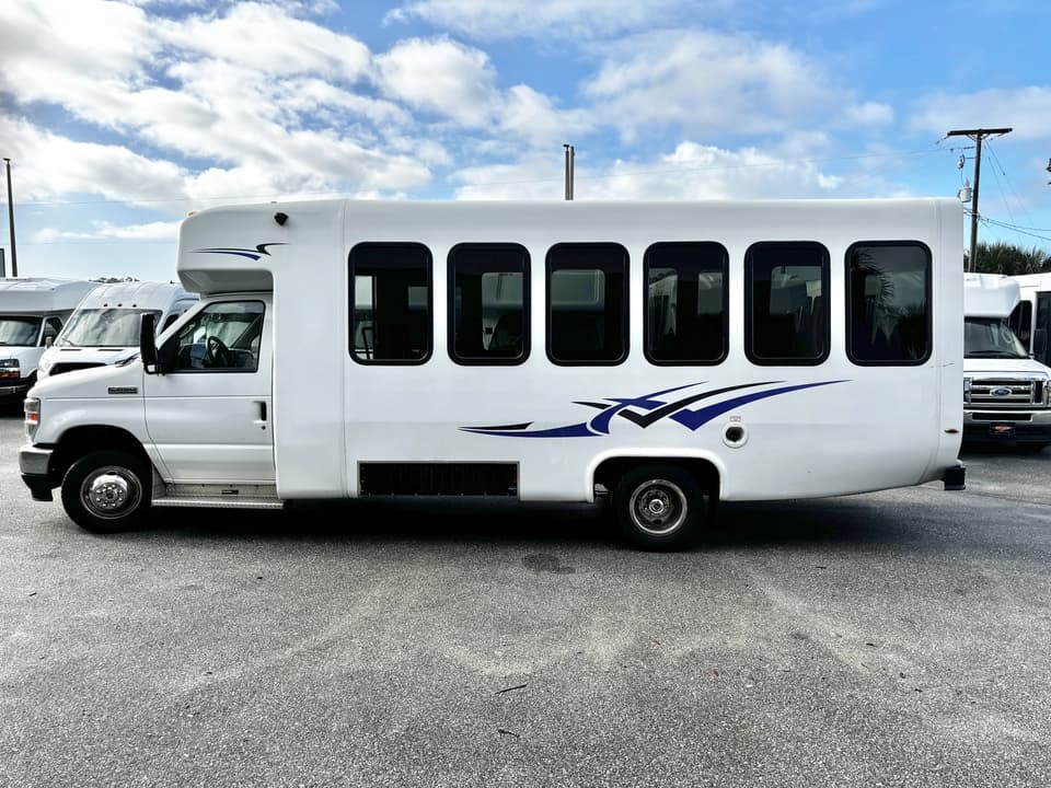 2021 Ford E450 Shuttle Bus - Image 11