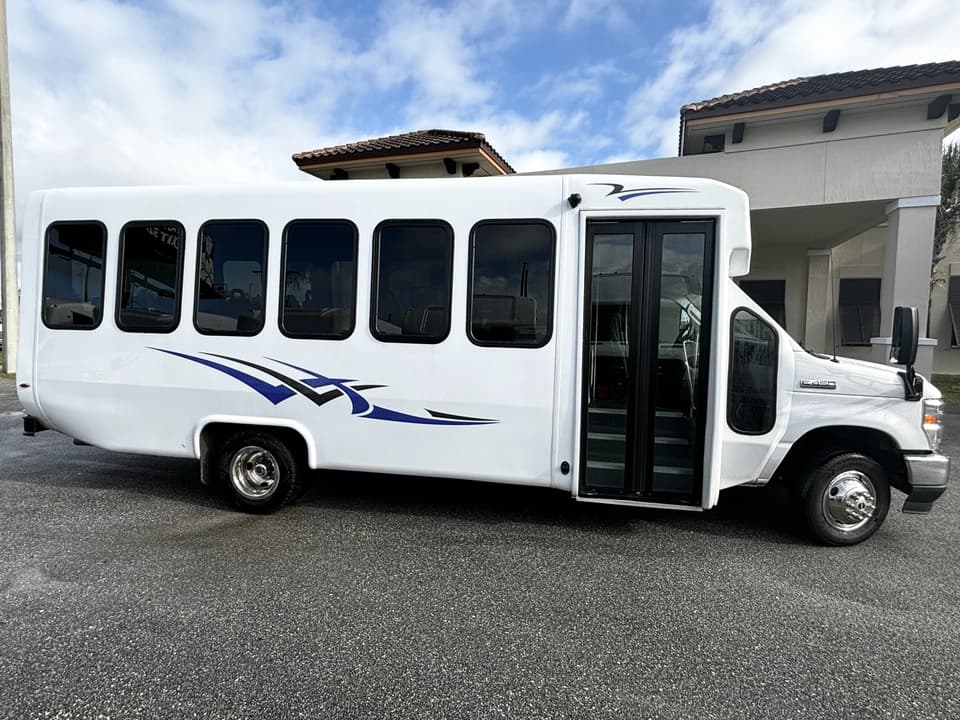 2021 Ford E450 Shuttle Bus - Image 7