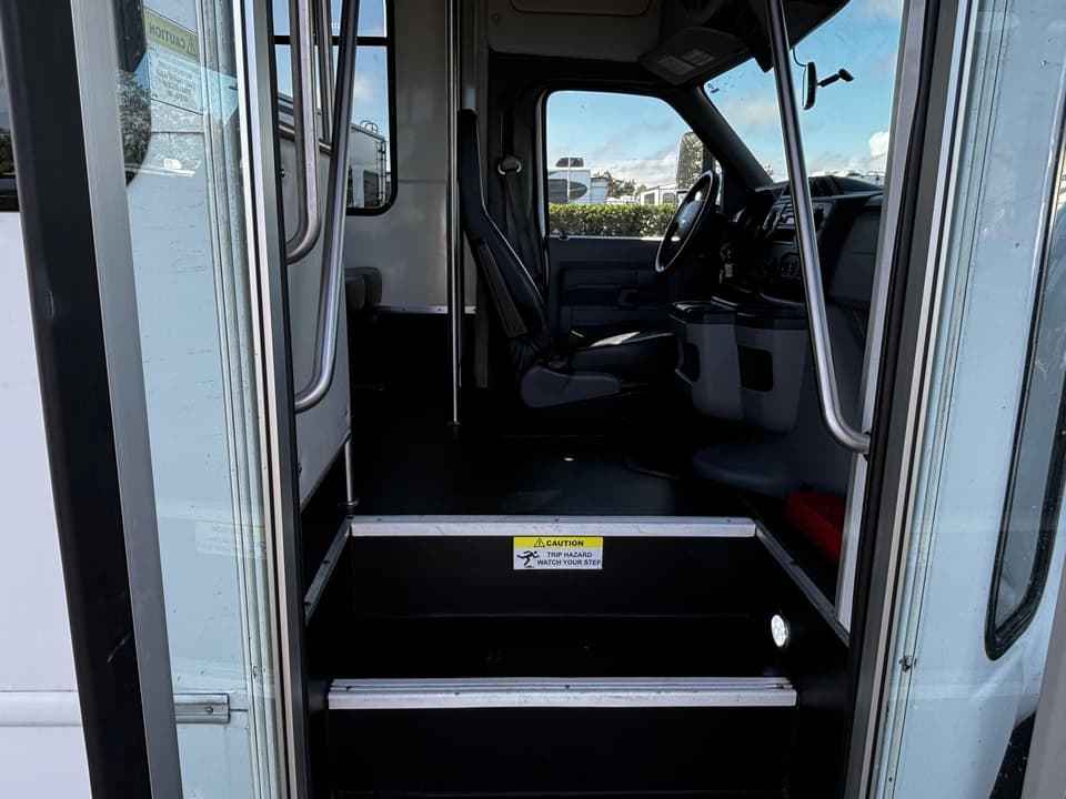 2020 Ford E450 Shuttle Bus - Image 7