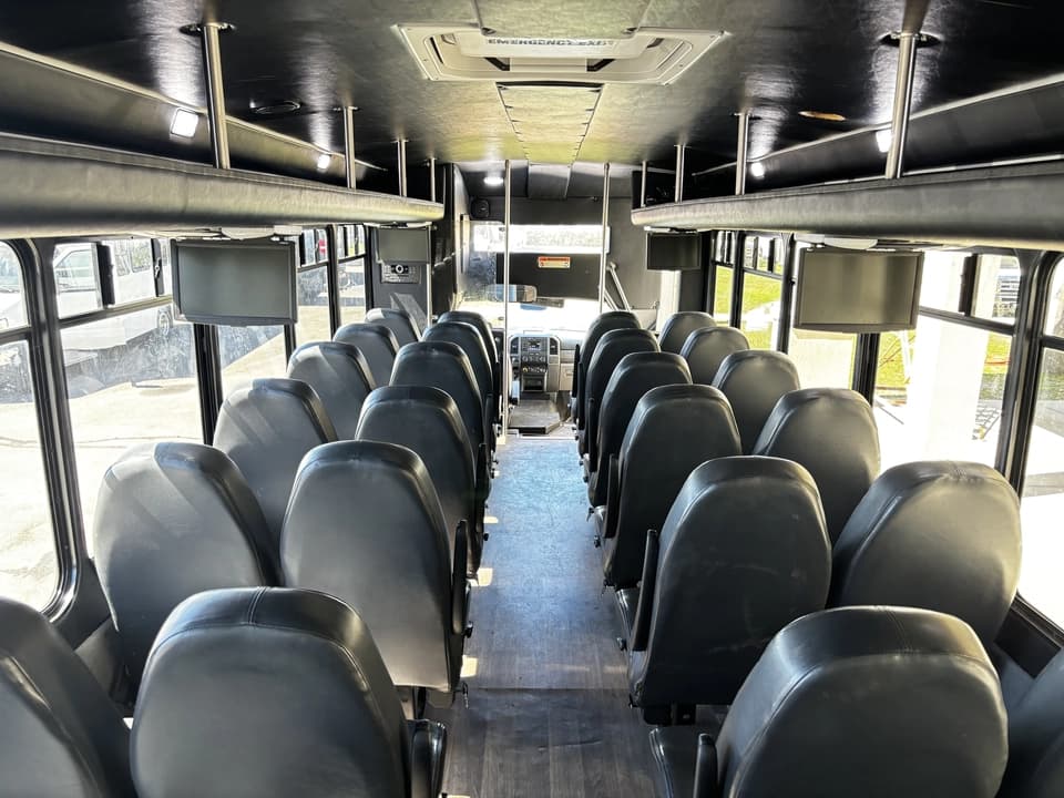 2019 Ford F550 Shuttle Bus - Image 10