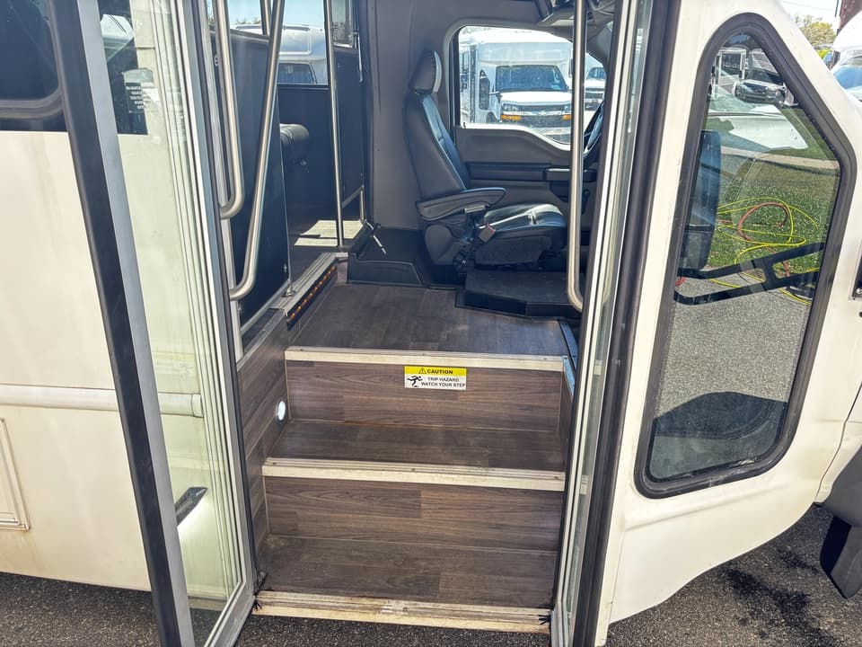 2019 Ford F550 Shuttle Bus - Image 11