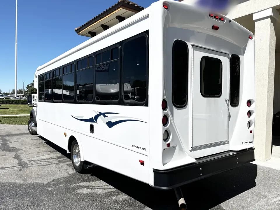 2019 Ford F550 Shuttle Bus - Image 13