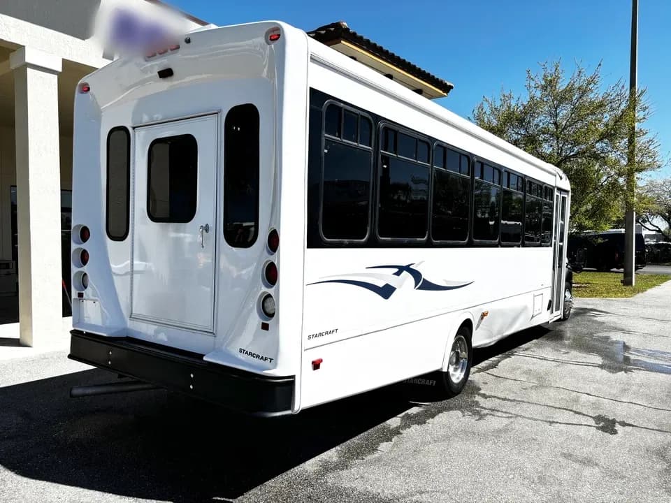 2019 Ford F550 Shuttle Bus - Image 14