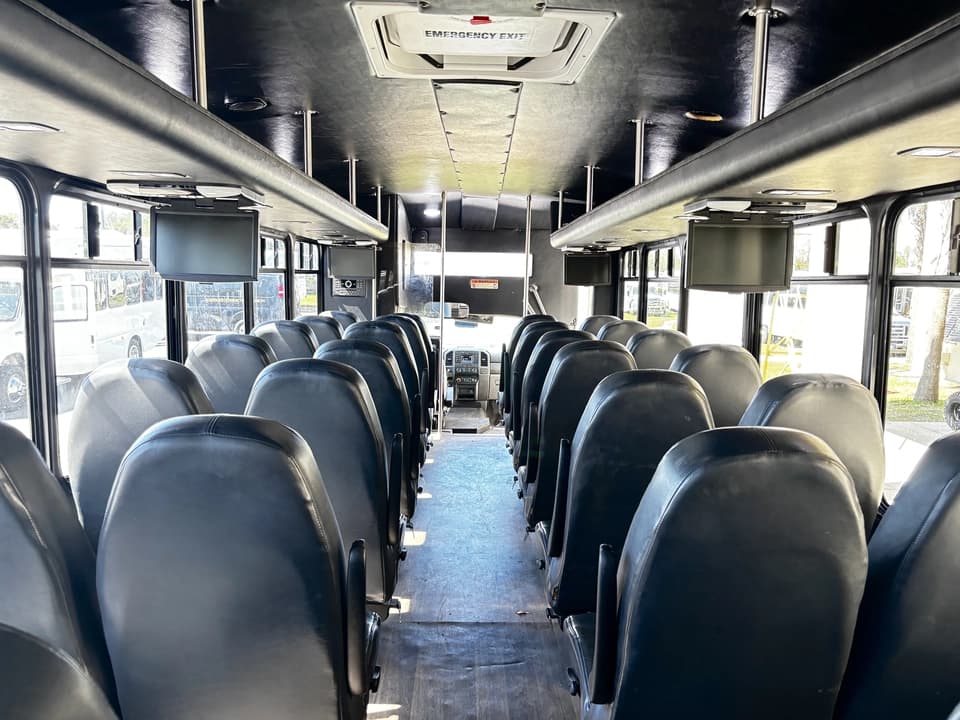 2019 Ford F550 Shuttle Bus - Image 5