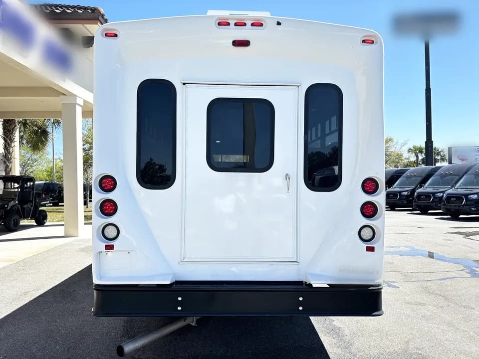 2019 Ford F550 Shuttle Bus - Image 6