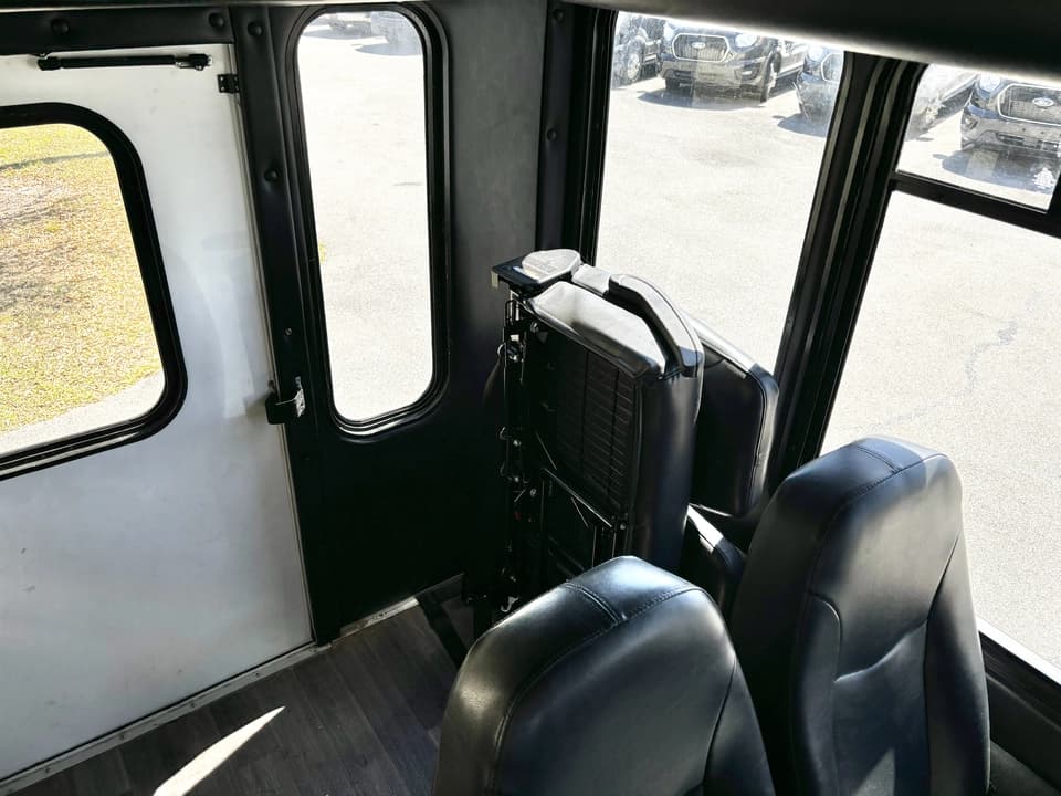 2019 Ford F550 Shuttle Bus - Image 8