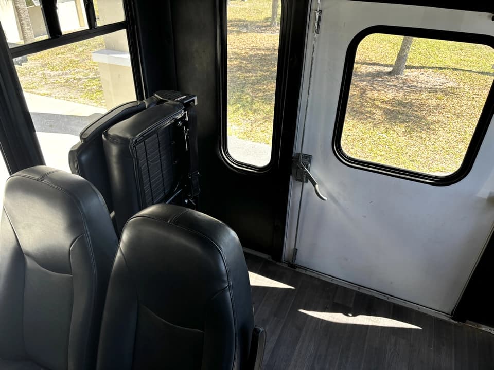 2019 Ford F550 Shuttle Bus - Image 9