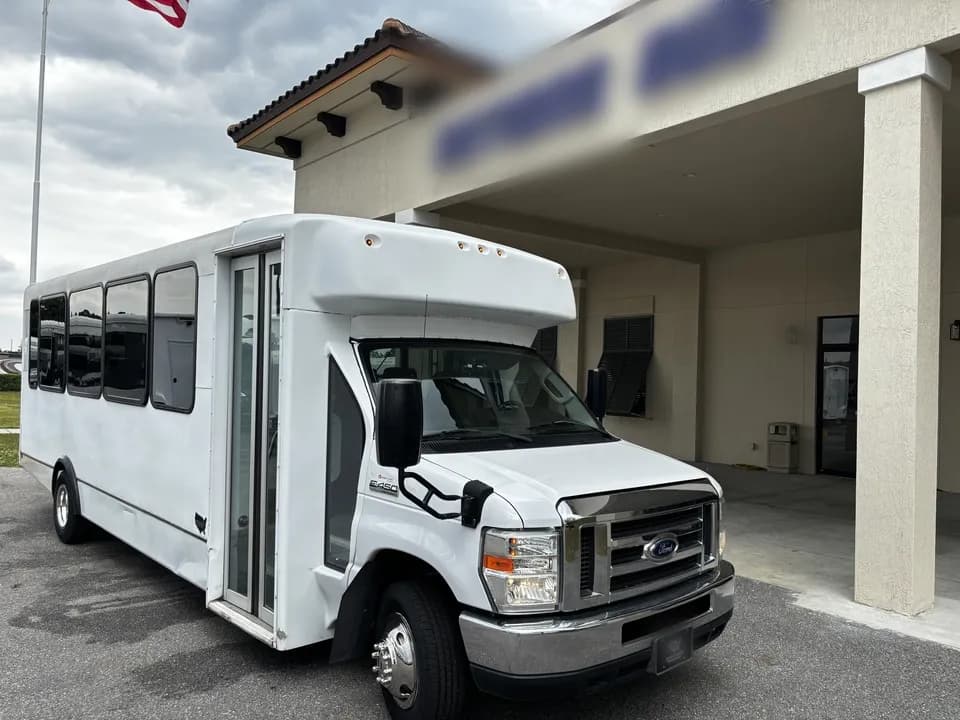 2018 Ford E450 Shuttle Bus - Image 7