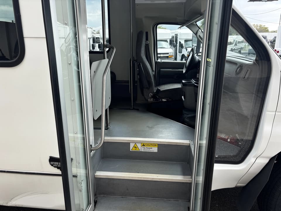 2018 Ford E450 Shuttle Bus - Image 15