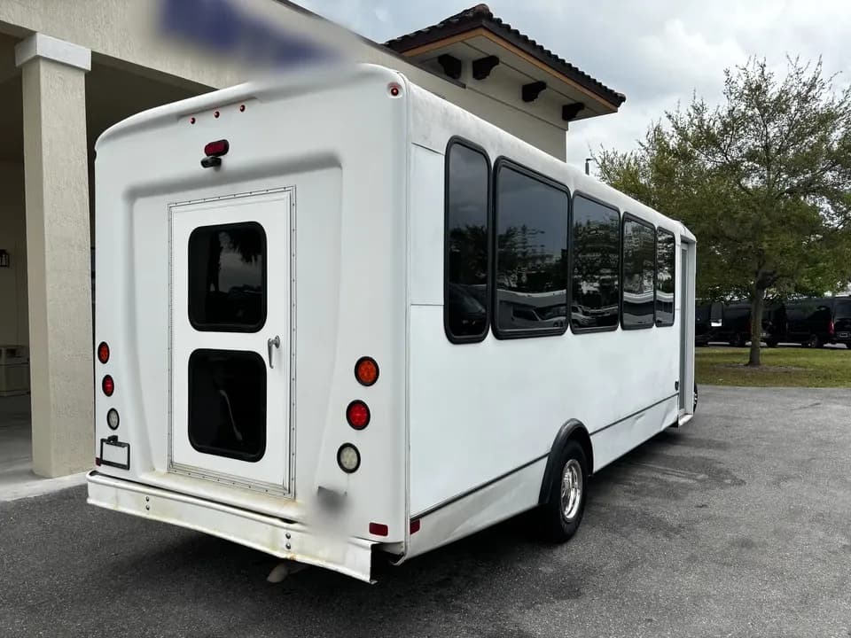 2018 Ford E450 Shuttle Bus - Image 6