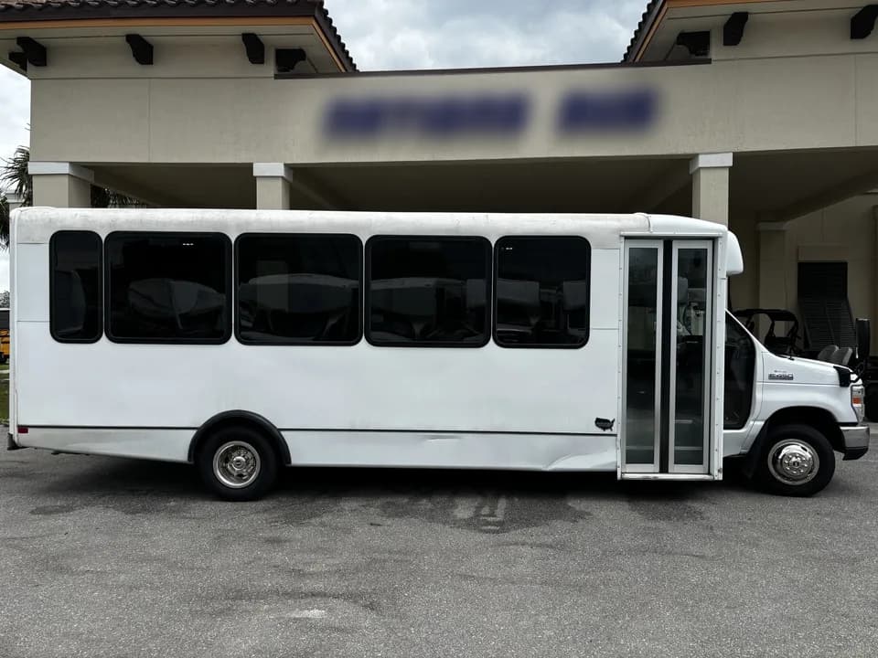 2018 Ford E450 Shuttle Bus - Image 5