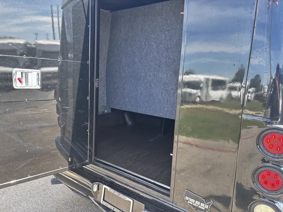 2018 Ford E350 Shuttle Bus - Image 10