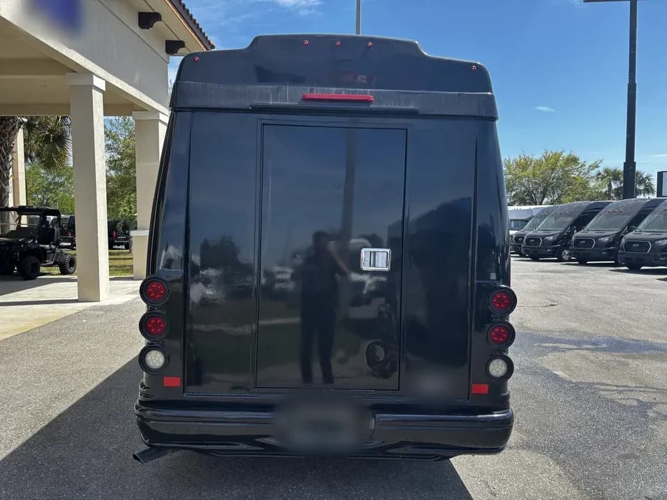 2018 Ford E350 Shuttle Bus - Image 6