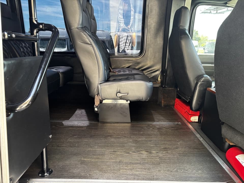 2018 Ford E350 Shuttle Bus - Image 11
