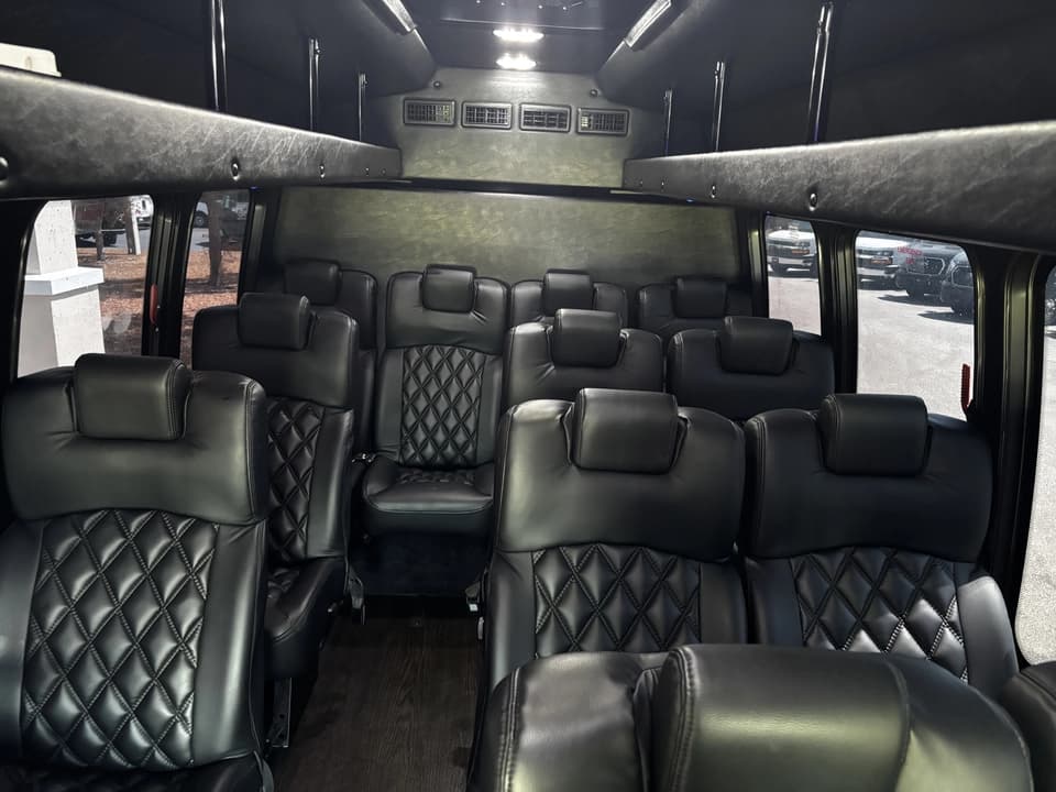 2018 Ford E350 Shuttle Bus - Image 12