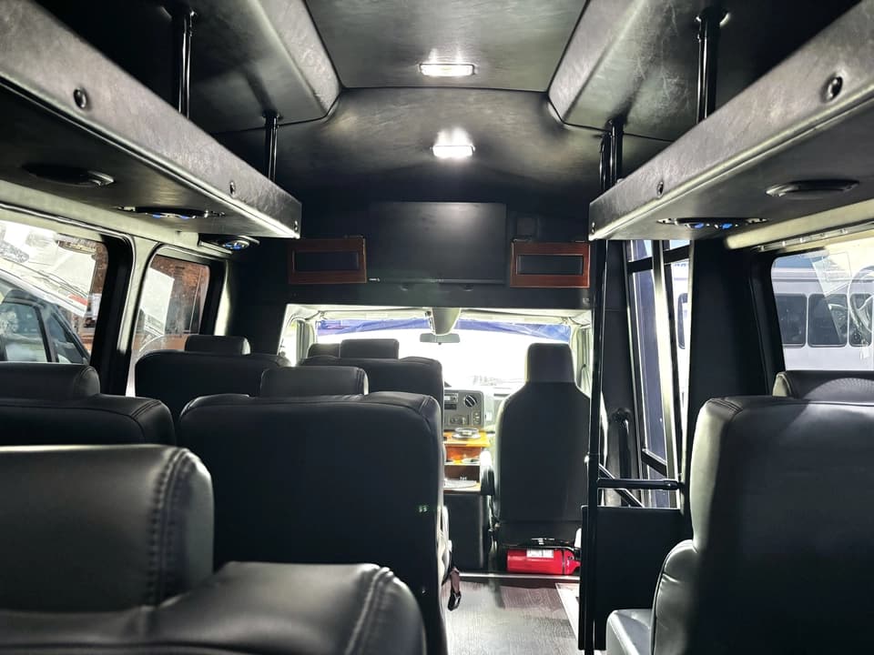 2018 Ford E350 Shuttle Bus - Image 13