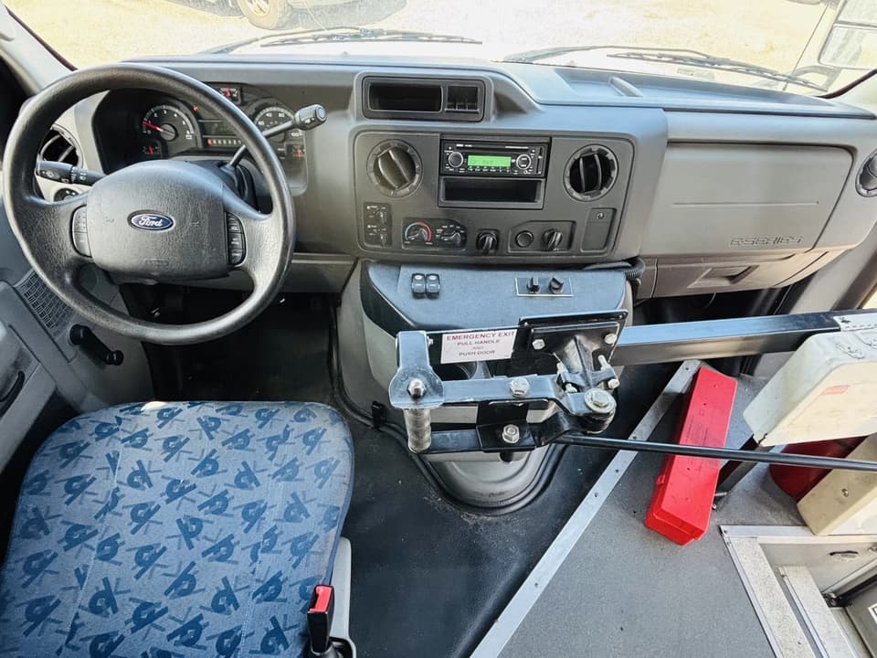 2017 Ford E450 Shuttle Bus - Image 8
