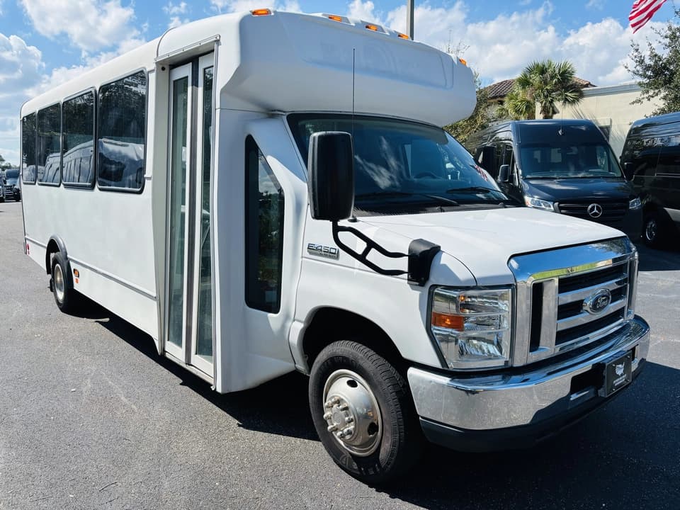 2017 Ford E450 Shuttle Bus - Image 4