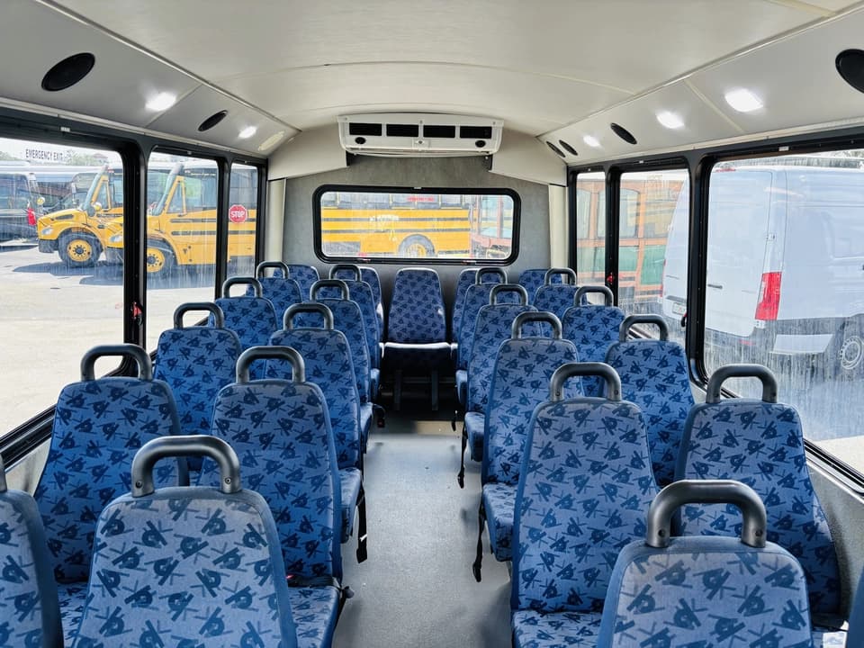 2017 Ford E450 Shuttle Bus - Image 13