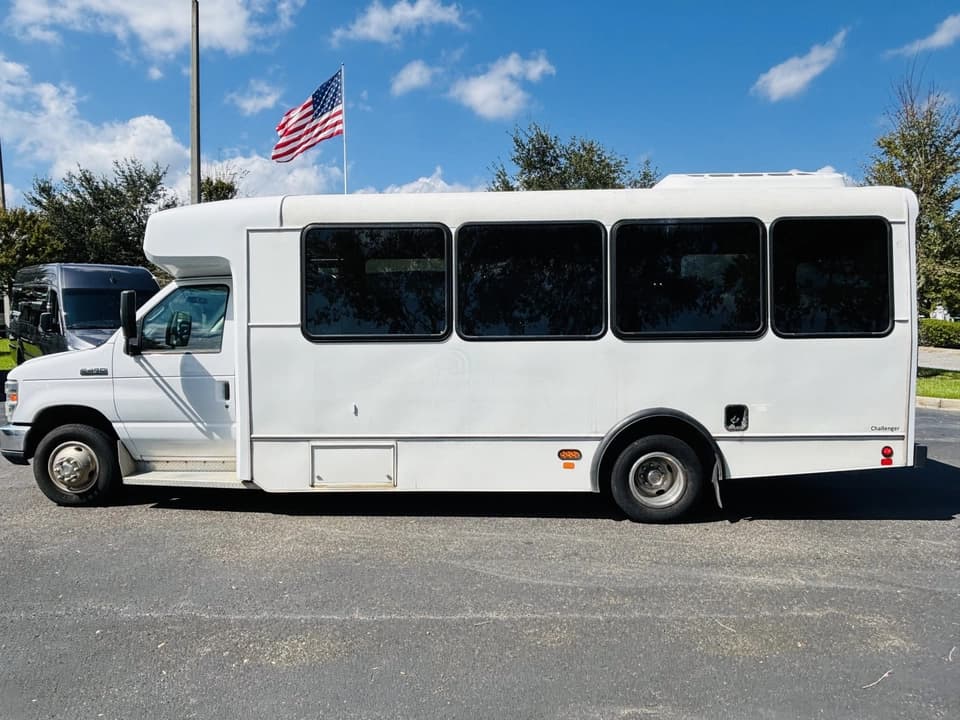 2017 Ford E450 Shuttle Bus - Image 7
