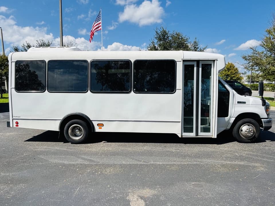 2017 Ford E450 Shuttle Bus - Image 5