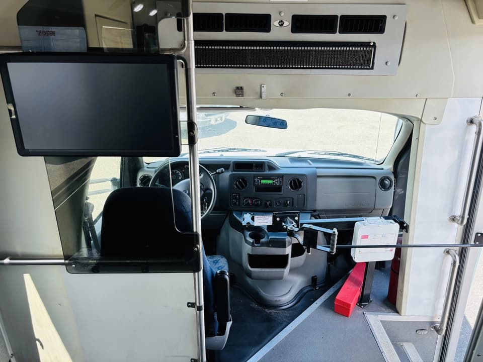 2017 Ford E450 Shuttle Bus - Image 10