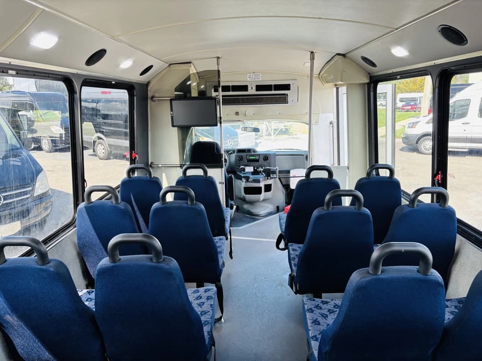2017 Ford E450 Shuttle Bus - Image 11