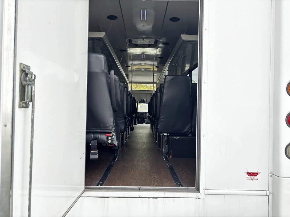 2016 Ford F550 Shuttle Bus - Image 4