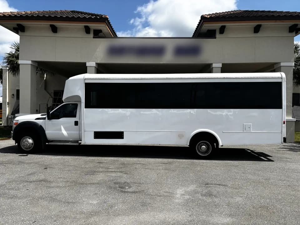 2016 Ford F550 Shuttle Bus - Image 5