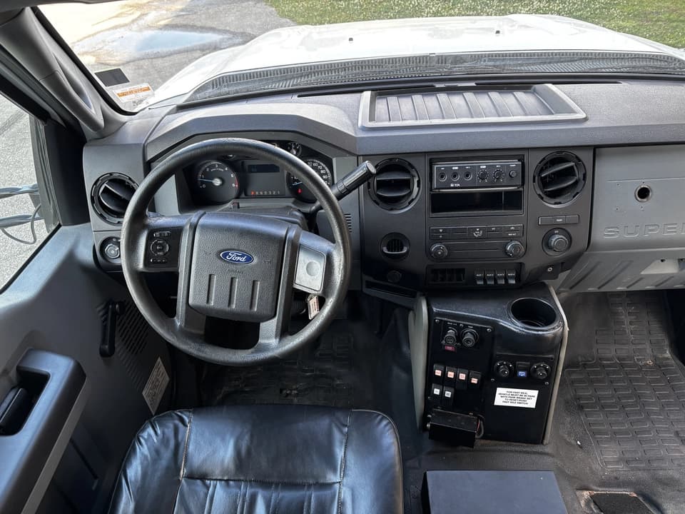 2016 Ford F550 Shuttle Bus - Image 12