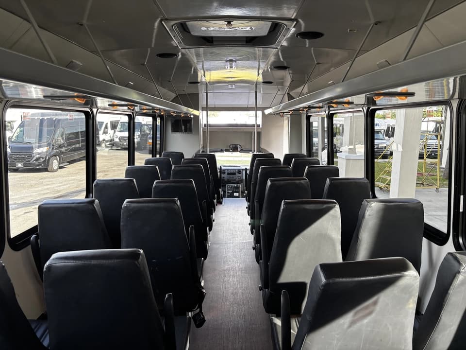 2016 Ford F550 Shuttle Bus - Image 13