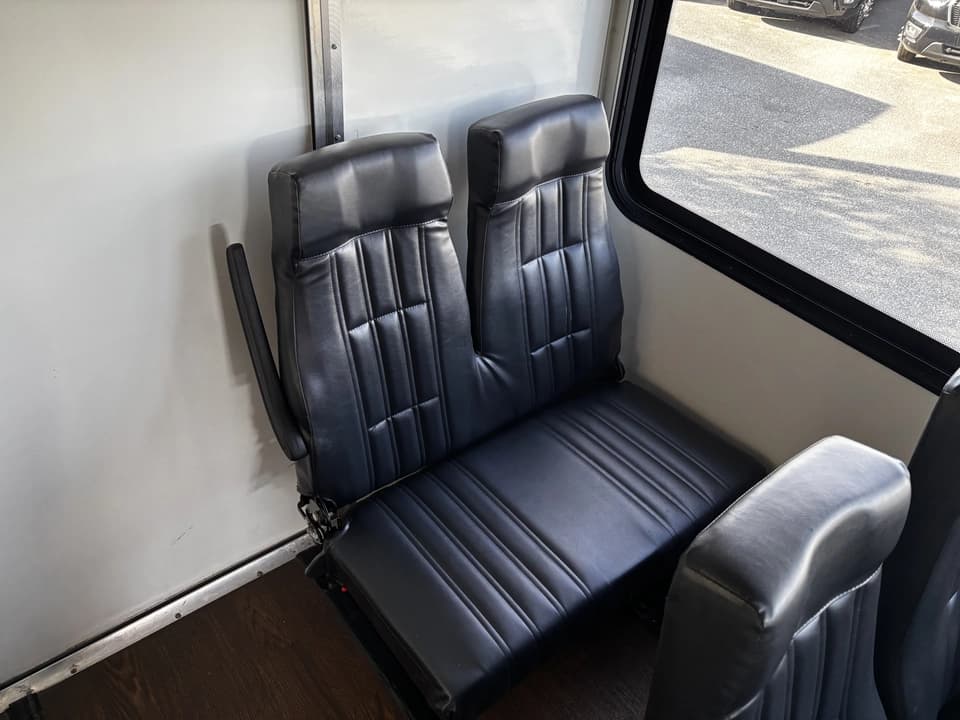 2016 Ford F550 Shuttle Bus - Image 14