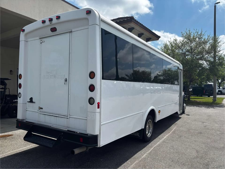 2016 Ford F550 Shuttle Bus - Image 15