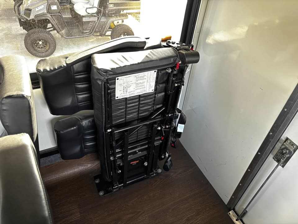 2016 Ford F550 Shuttle Bus - Image 9