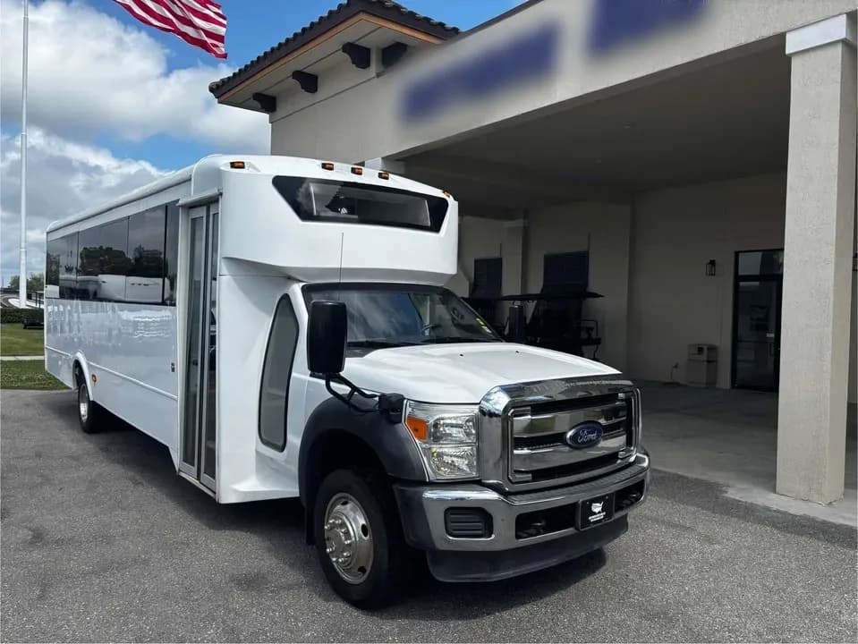 2016 Ford F550 Shuttle Bus - Image 6