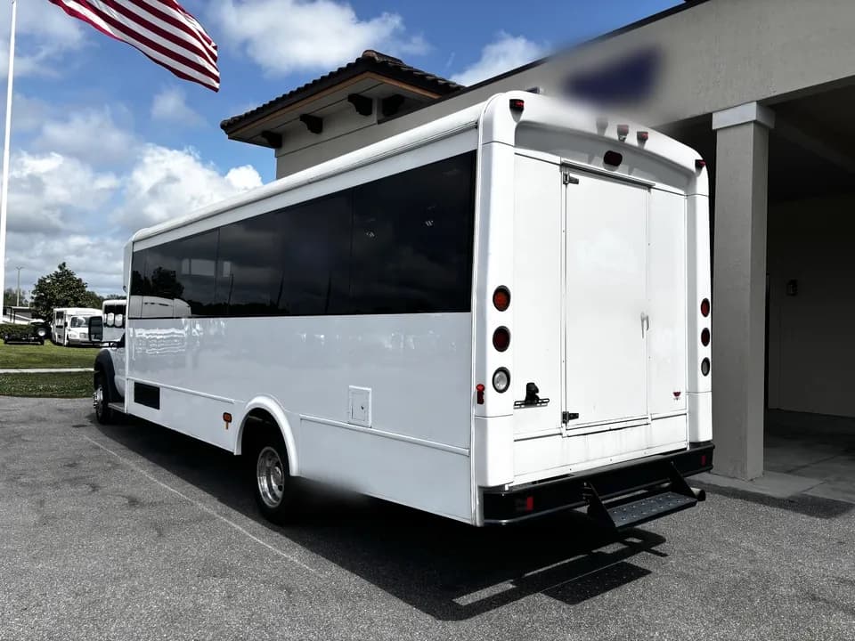 2016 Ford F550 Shuttle Bus - Image 3