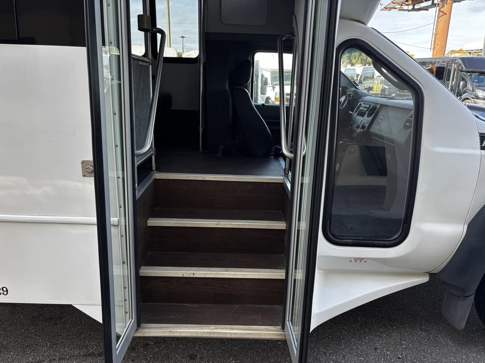 2016 Ford F550 Shuttle Bus - Image 2