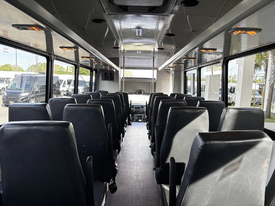 2016 Ford F550 Shuttle Bus - Image 10
