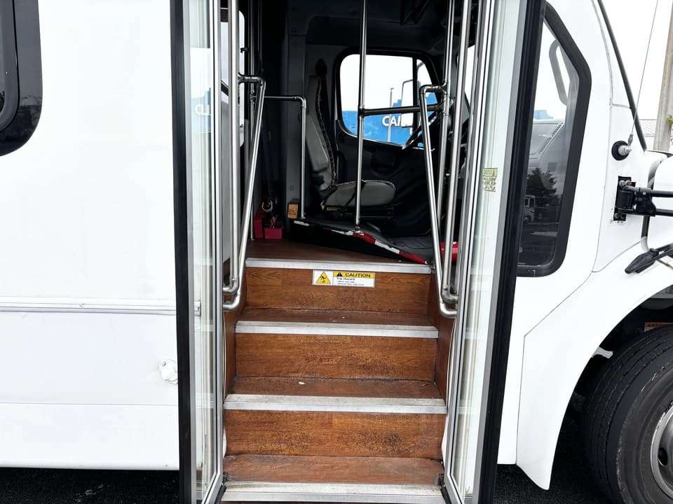 2015 Freightliner S2C Shuttle Bus - Image 12